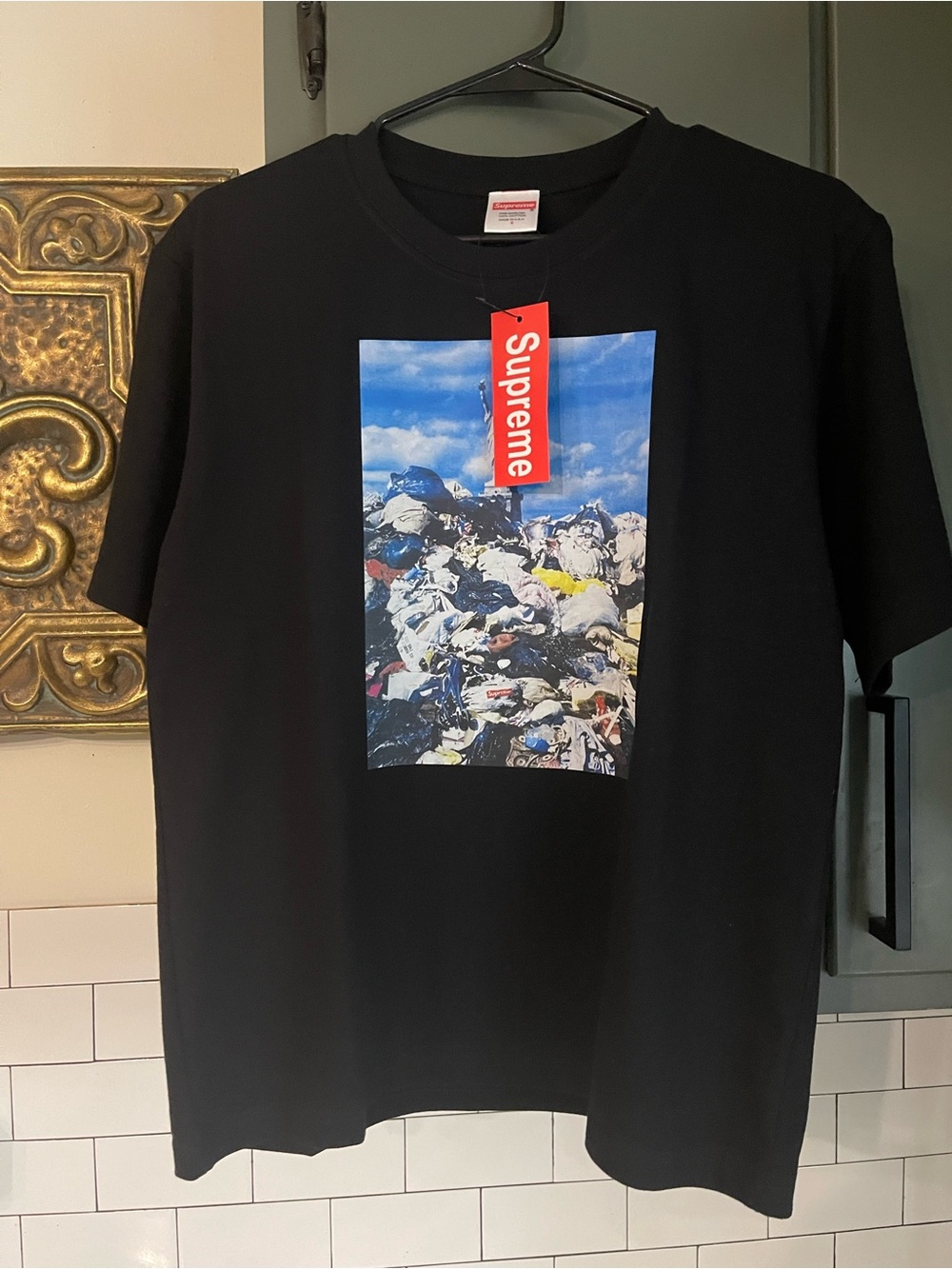 Mens Graphic Design Tee Size S.